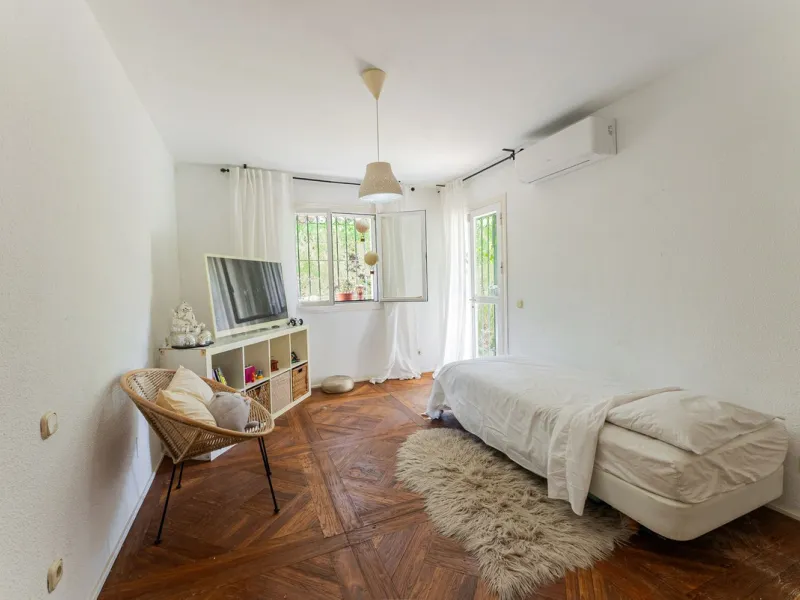 Discover this charming rustic-style villa, a true "country house" that combines warmth and comfort in every corner. Nestled in an idyllic location between Monte Biarritz and Atalaya, this cozy two-level villa is the perfect home for those seeking a peacef