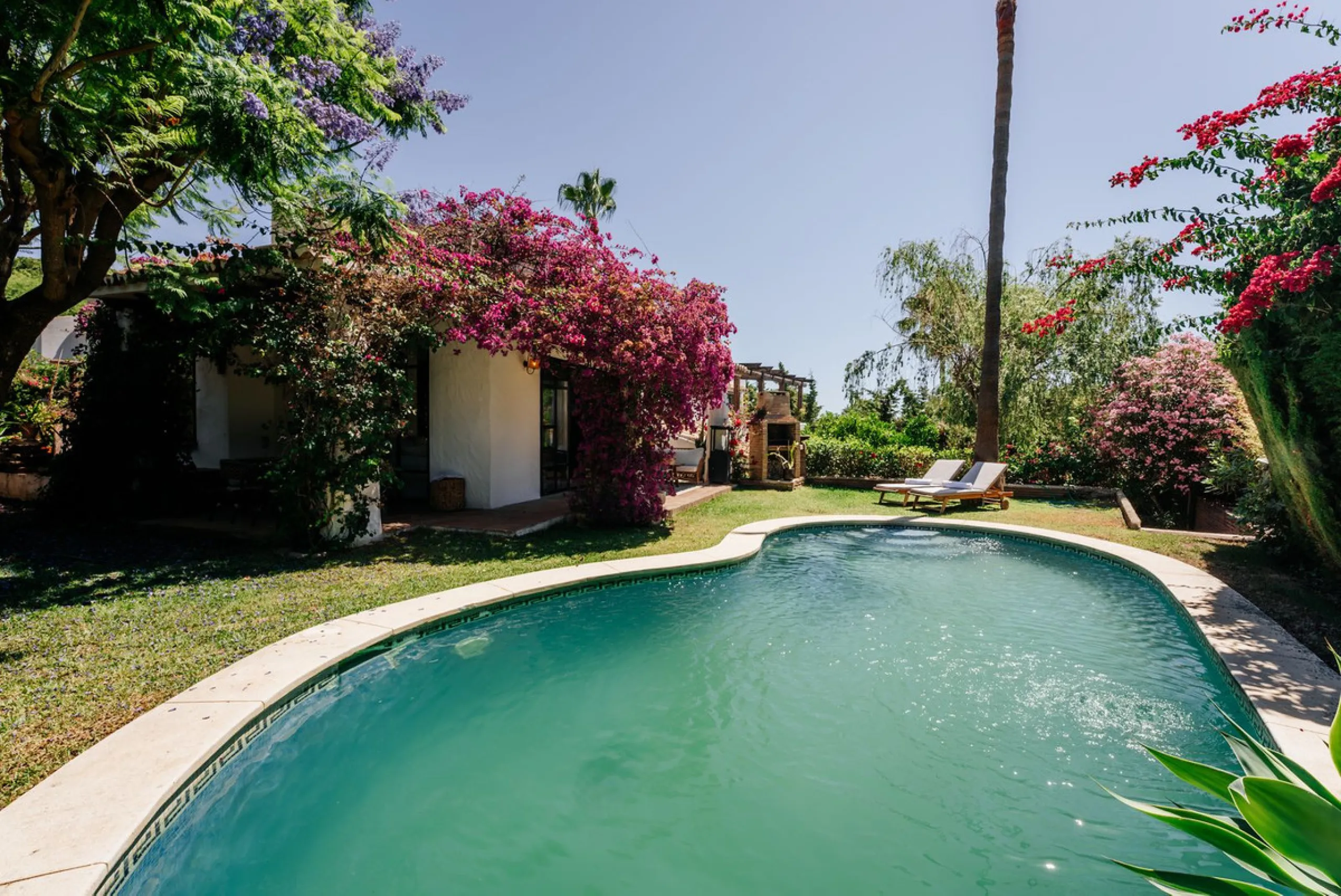 Discover this charming rustic-style villa, a true "country house" that combines warmth and comfort in every corner. Nestled in an idyllic location between Monte Biarritz and Atalaya, this cozy two-level villa is the perfect home for those seeking a peacef