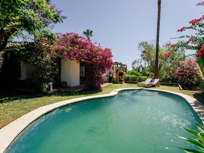 Discover this charming rustic-style villa, a true "country house" that combines warmth and comfort in every corner. Nestled in an idyllic location between Monte Biarritz and Atalaya, this cozy two-level villa is the perfect home for those seeking a peacef