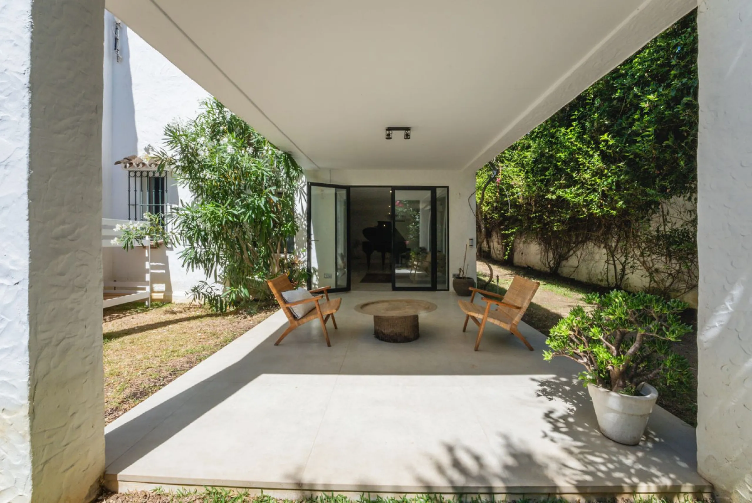 Discover this charming rustic-style villa, a true "country house" that combines warmth and comfort in every corner. Nestled in an idyllic location between Monte Biarritz and Atalaya, this cozy two-level villa is the perfect home for those seeking a peacef