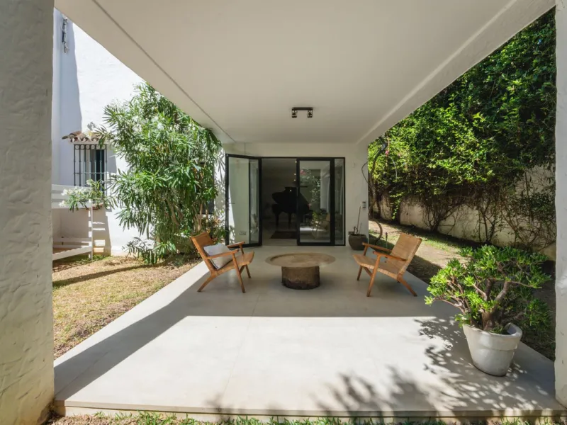 Discover this charming rustic-style villa, a true "country house" that combines warmth and comfort in every corner. Nestled in an idyllic location between Monte Biarritz and Atalaya, this cozy two-level villa is the perfect home for those seeking a peacef