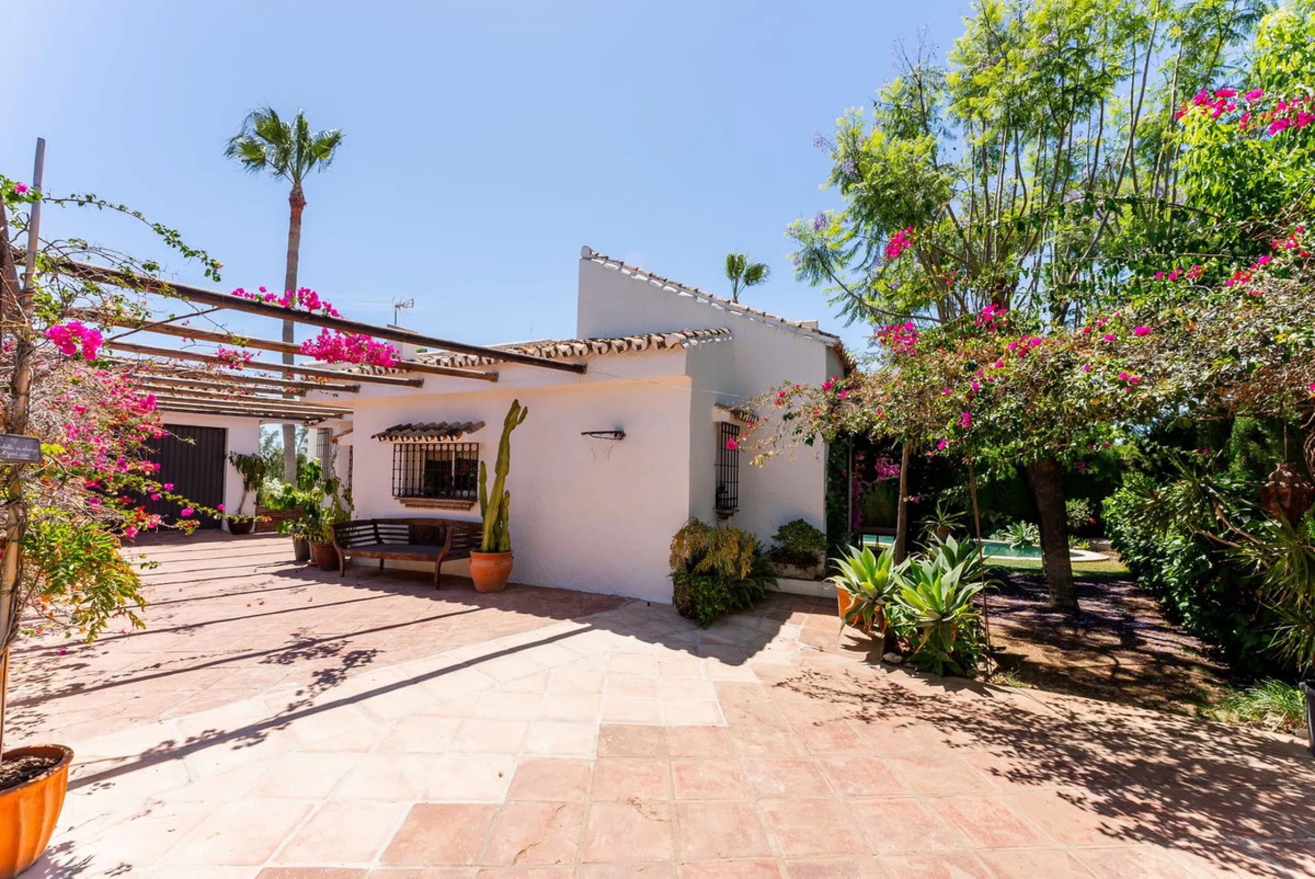 Discover this charming rustic-style villa, a true "country house" that combines warmth and comfort in every corner. Nestled in an idyllic location between Monte Biarritz and Atalaya, this cozy two-level villa is the perfect home for those seeking a peacef