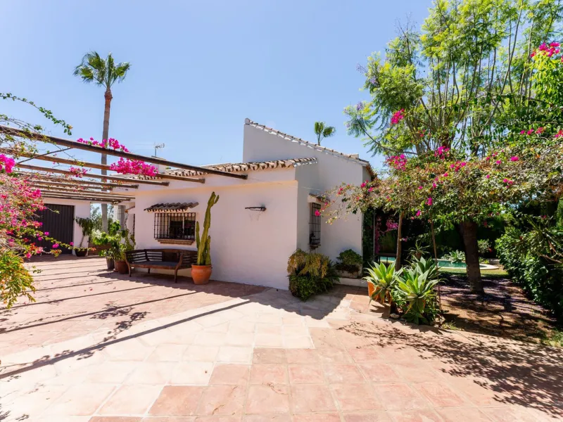 Discover this charming rustic-style villa, a true "country house" that combines warmth and comfort in every corner. Nestled in an idyllic location between Monte Biarritz and Atalaya, this cozy two-level villa is the perfect home for those seeking a peacef