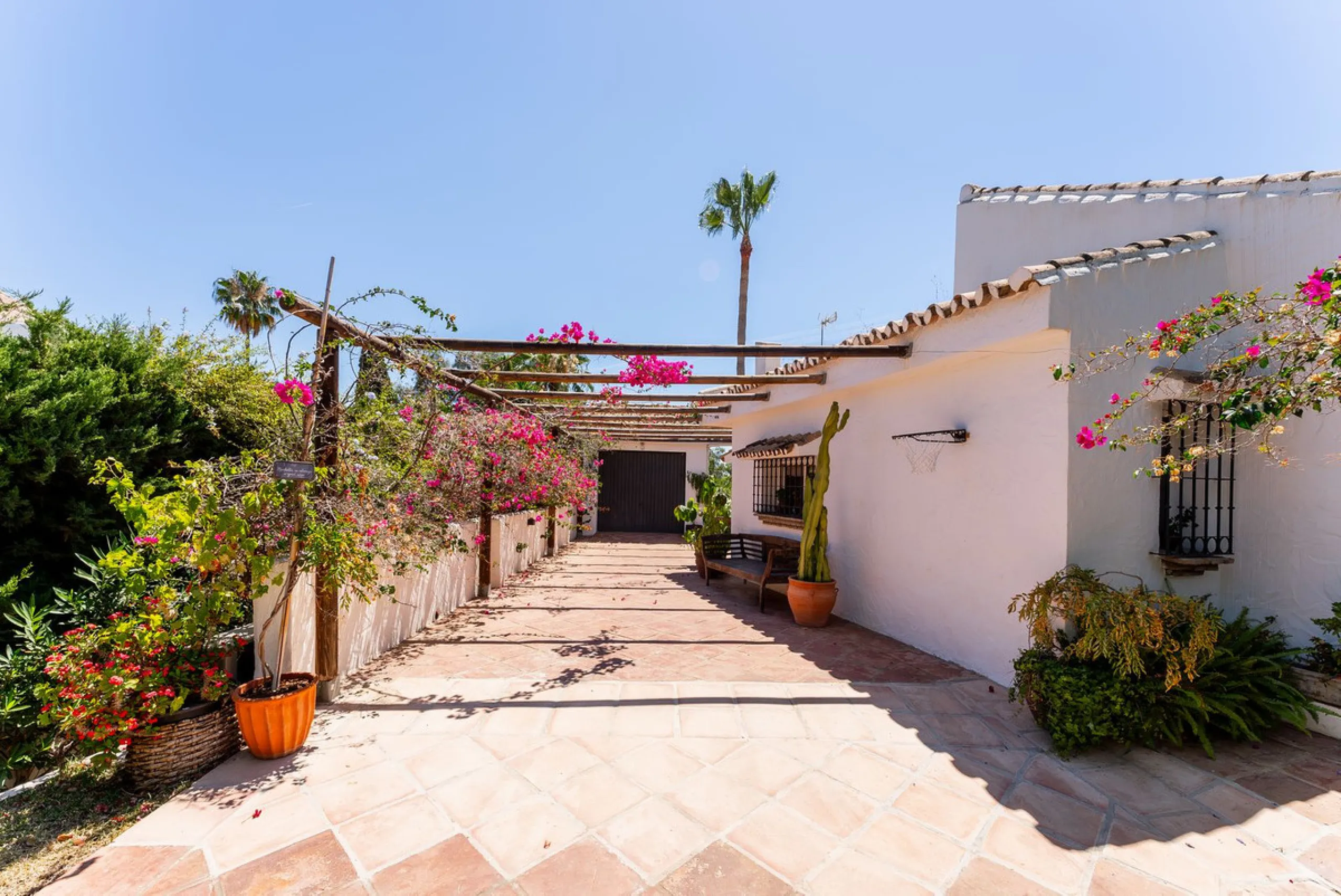 Discover this charming rustic-style villa, a true "country house" that combines warmth and comfort in every corner. Nestled in an idyllic location between Monte Biarritz and Atalaya, this cozy two-level villa is the perfect home for those seeking a peacef