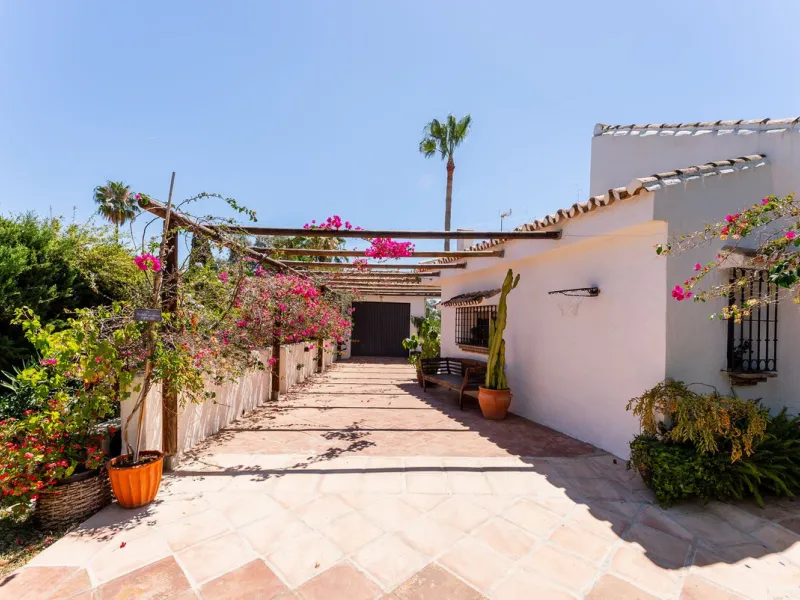 Discover this charming rustic-style villa, a true "country house" that combines warmth and comfort in every corner. Nestled in an idyllic location between Monte Biarritz and Atalaya, this cozy two-level villa is the perfect home for those seeking a peacef