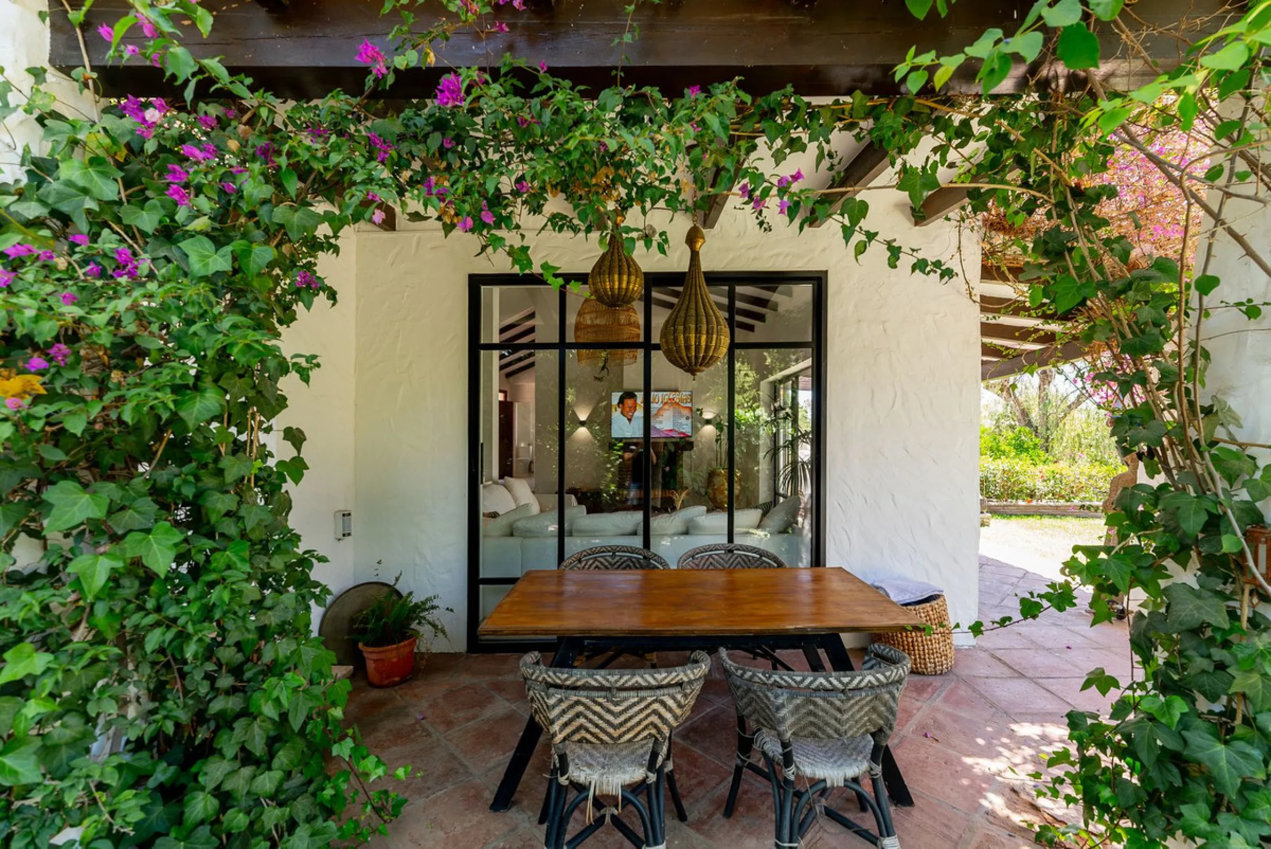 Discover this charming rustic-style villa, a true "country house" that combines warmth and comfort in every corner. Nestled in an idyllic location between Monte Biarritz and Atalaya, this cozy two-level villa is the perfect home for those seeking a peacef