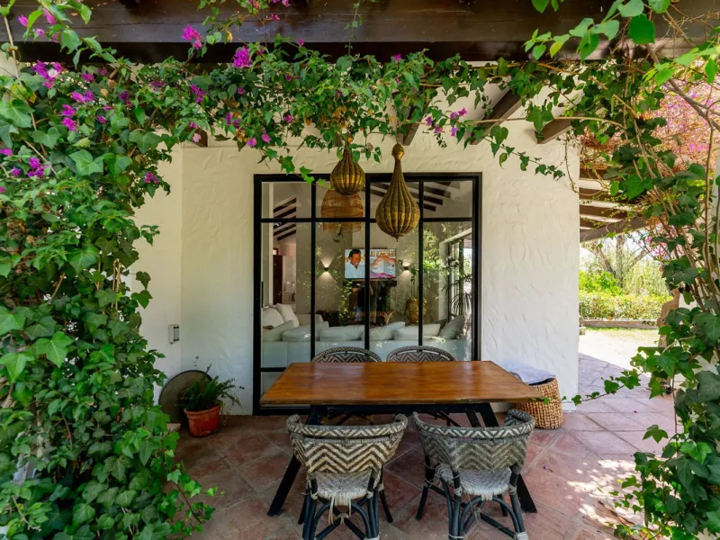 Discover this charming rustic-style villa, a true "country house" that combines warmth and comfort in every corner. Nestled in an idyllic location between Monte Biarritz and Atalaya, this cozy two-level villa is the perfect home for those seeking a peacef