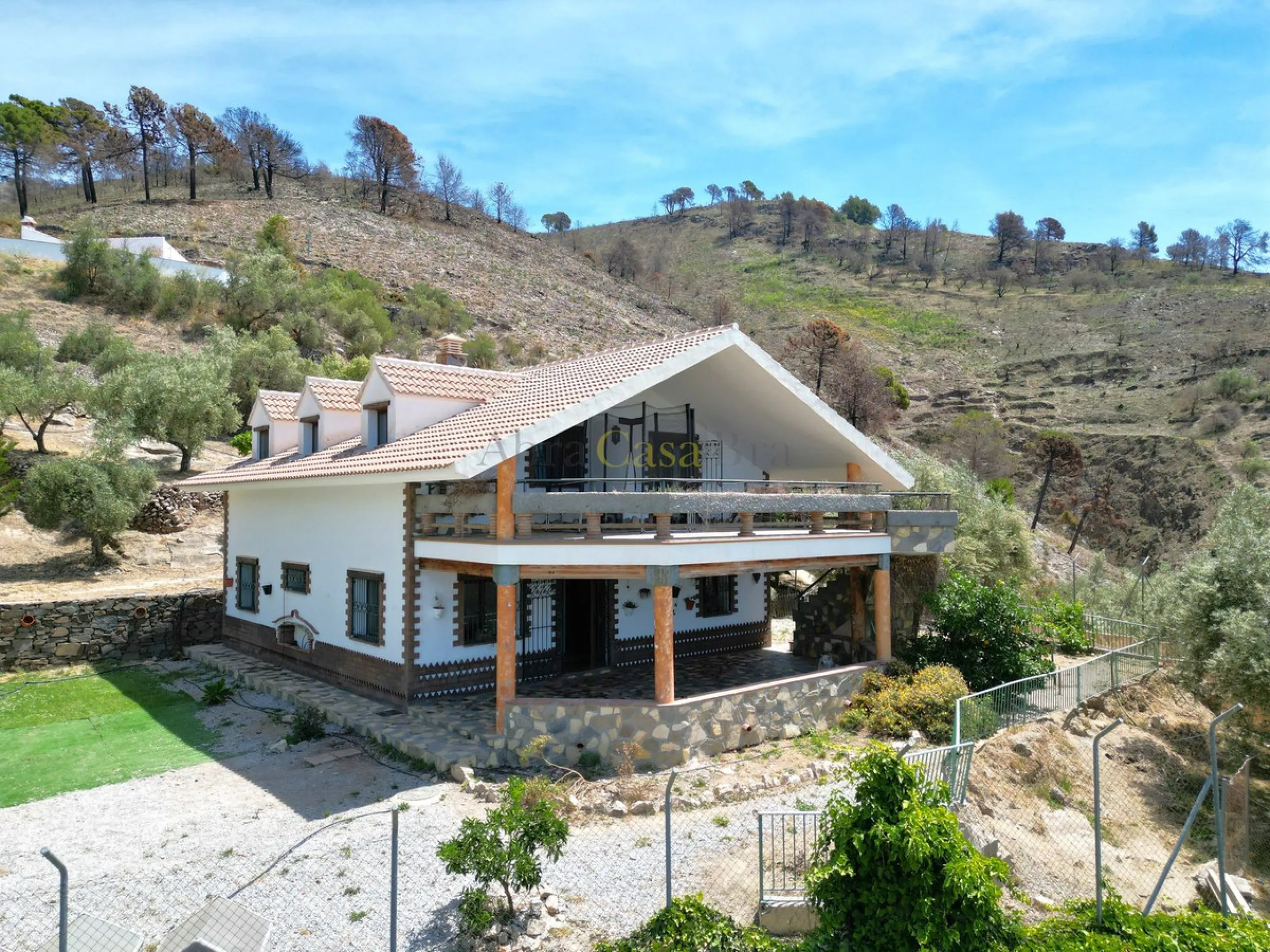 House - Detached Villa в продаже в Canillas de Albaida, Málaga. В доме 4 спален и 2 ванных комнат. Площадь дома 331 м². Площадь участка 8750 м²
