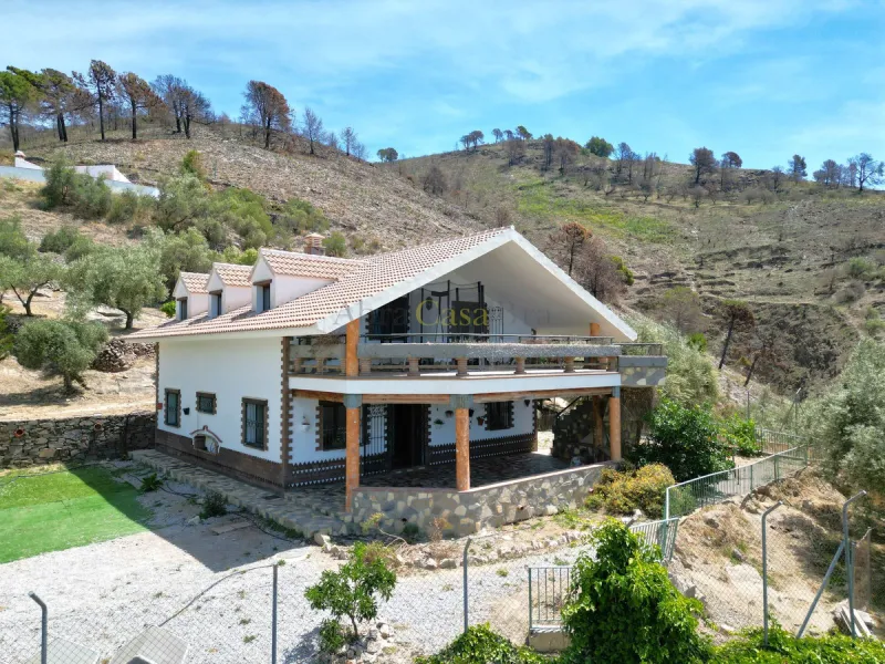 This spacious and stylish villa is located in a beautiful and quiet location with good accessibility. The villa belongs to the municipality of Canillas de Albaida in the characteristic region of La Axarquía (Málaga province / Andalusia).