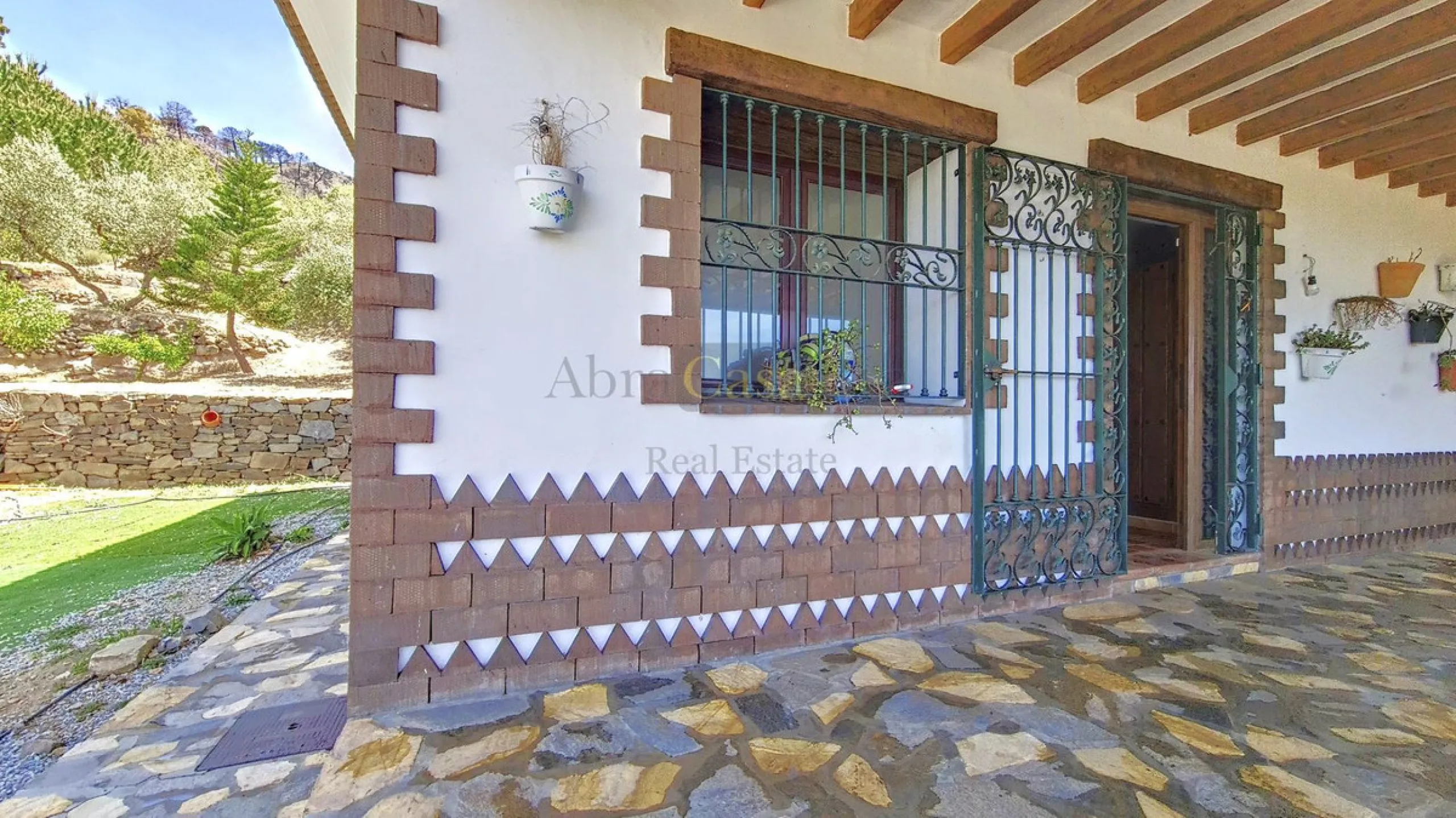 House - Detached Villa в продаже в Canillas de Albaida, Málaga. В доме 4 спален и 2 ванных комнат. Площадь дома 331 м². Площадь участка 8750 м²