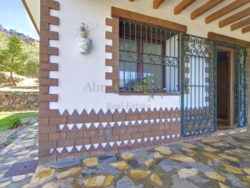House - Detached Villa в продаже в Canillas de Albaida, Málaga. В доме 4 спален и 2 ванных комнат. Площадь дома 331 м². Площадь участка 8750 м²