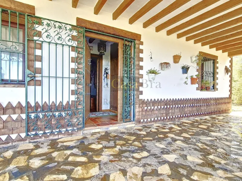 House - Detached Villa в продаже в Canillas de Albaida, Málaga. В доме 4 спален и 2 ванных комнат. Площадь дома 331 м². Площадь участка 8750 м²