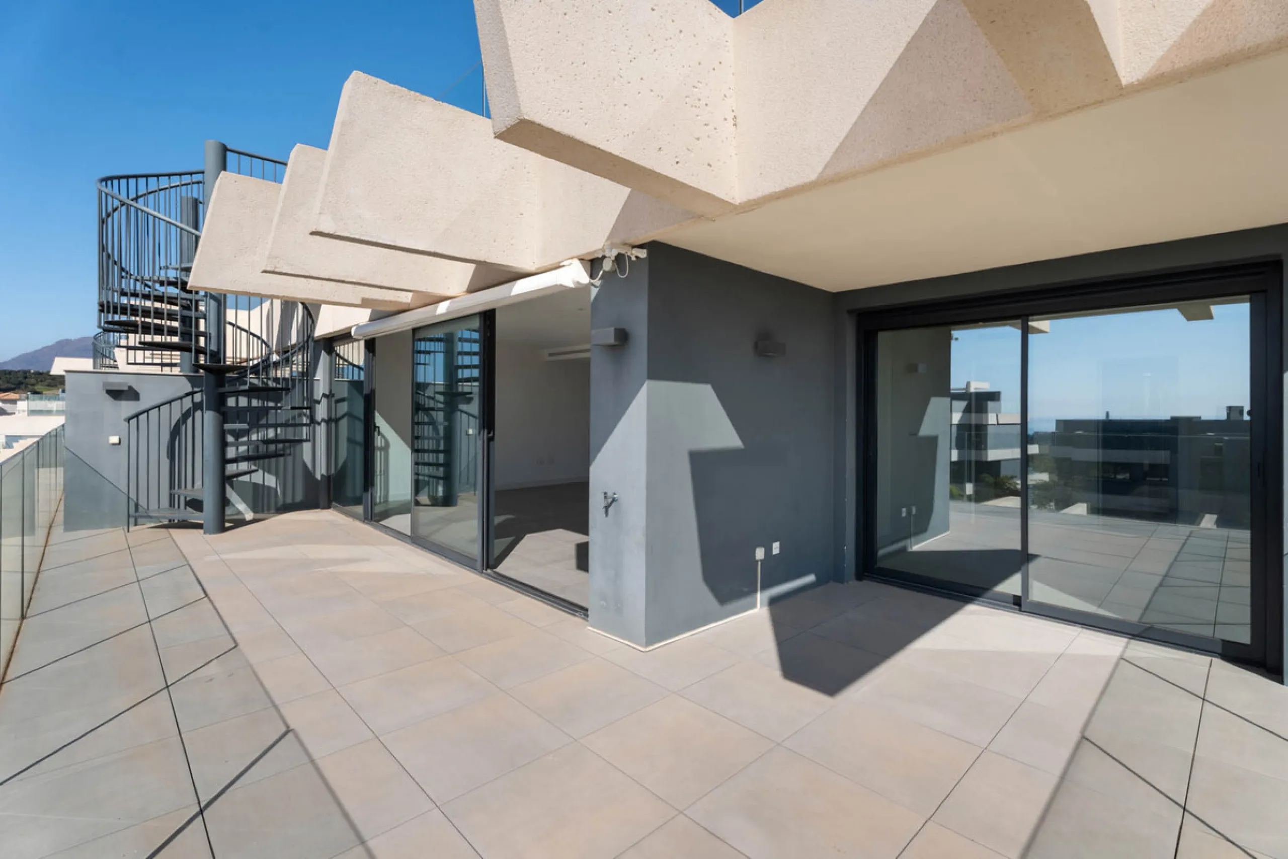 Apartment - Penthouse в продаже в Estepona, Málaga. В доме 3 спален и 2 ванных комнат. Площадь дома 195 м²