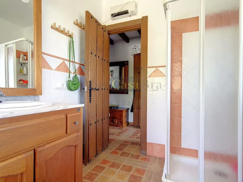 House - Detached Villa в продаже в Canillas de Albaida, Málaga. В доме 4 спален и 2 ванных комнат. Площадь дома 331 м². Площадь участка 8750 м²