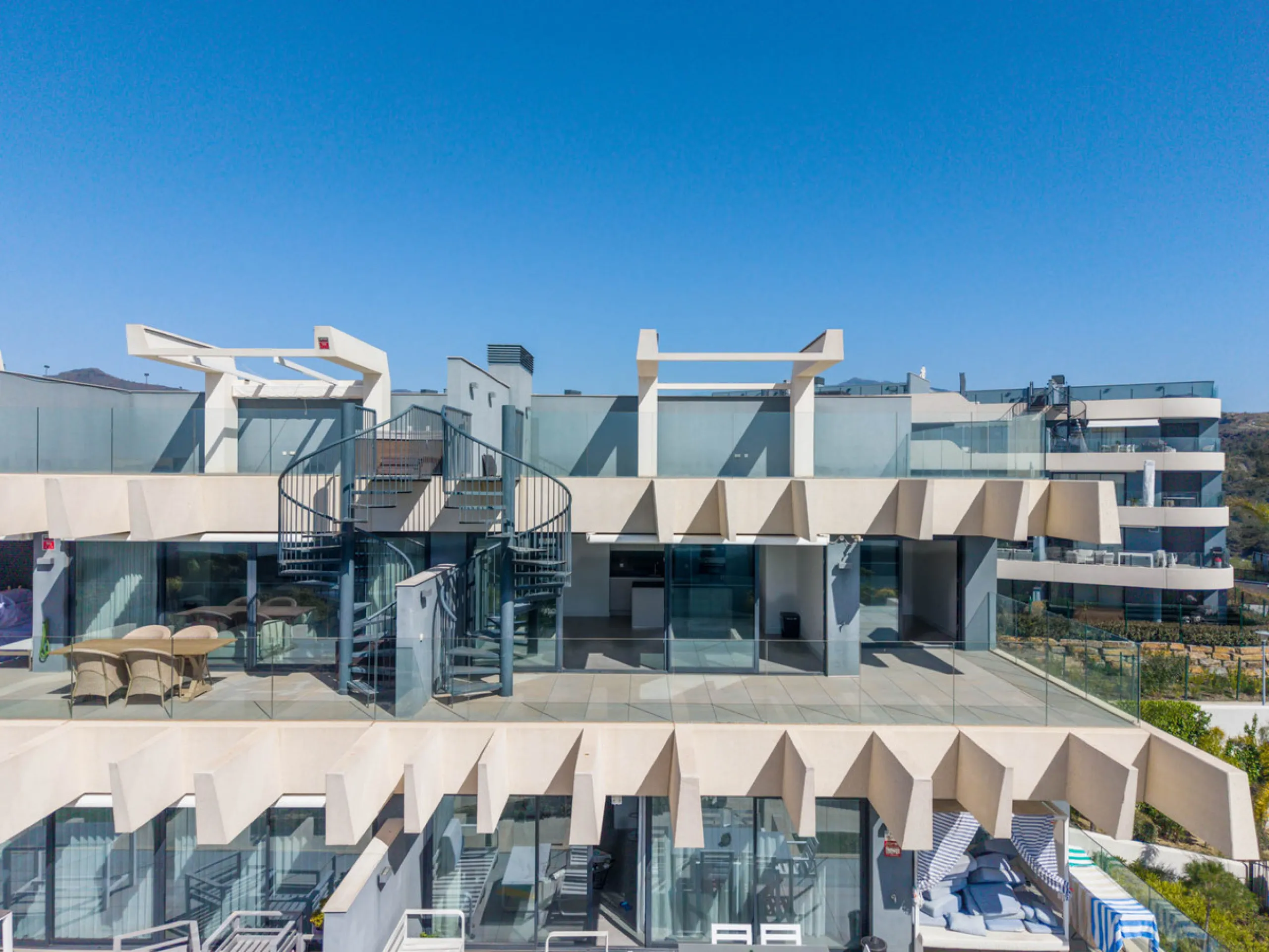 Apartment - Penthouse в продаже в Estepona, Málaga. В доме 3 спален и 2 ванных комнат. Площадь дома 195 м²
