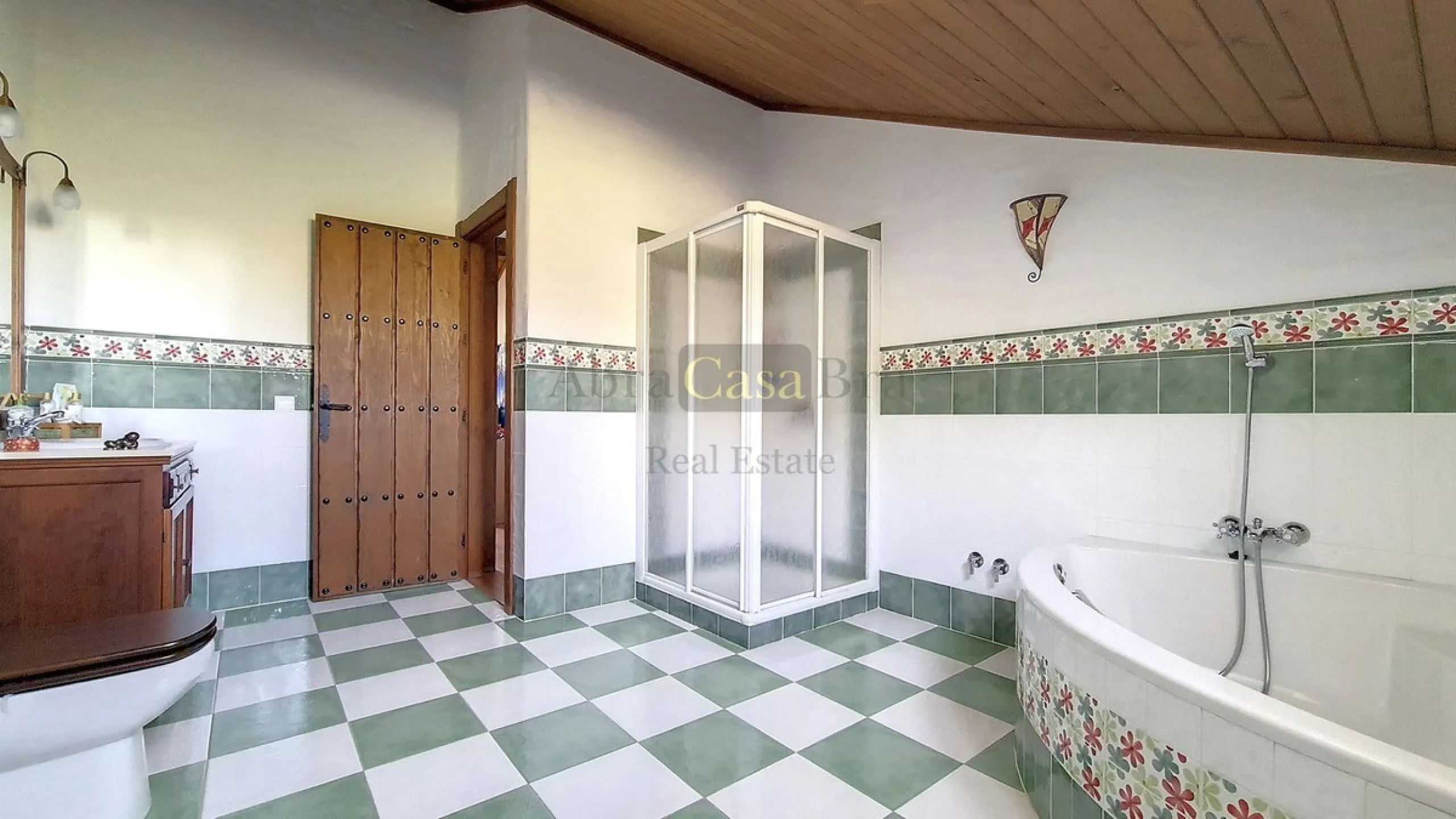 House - Detached Villa в продаже в Canillas de Albaida, Málaga. В доме 4 спален и 2 ванных комнат. Площадь дома 331 м². Площадь участка 8750 м²