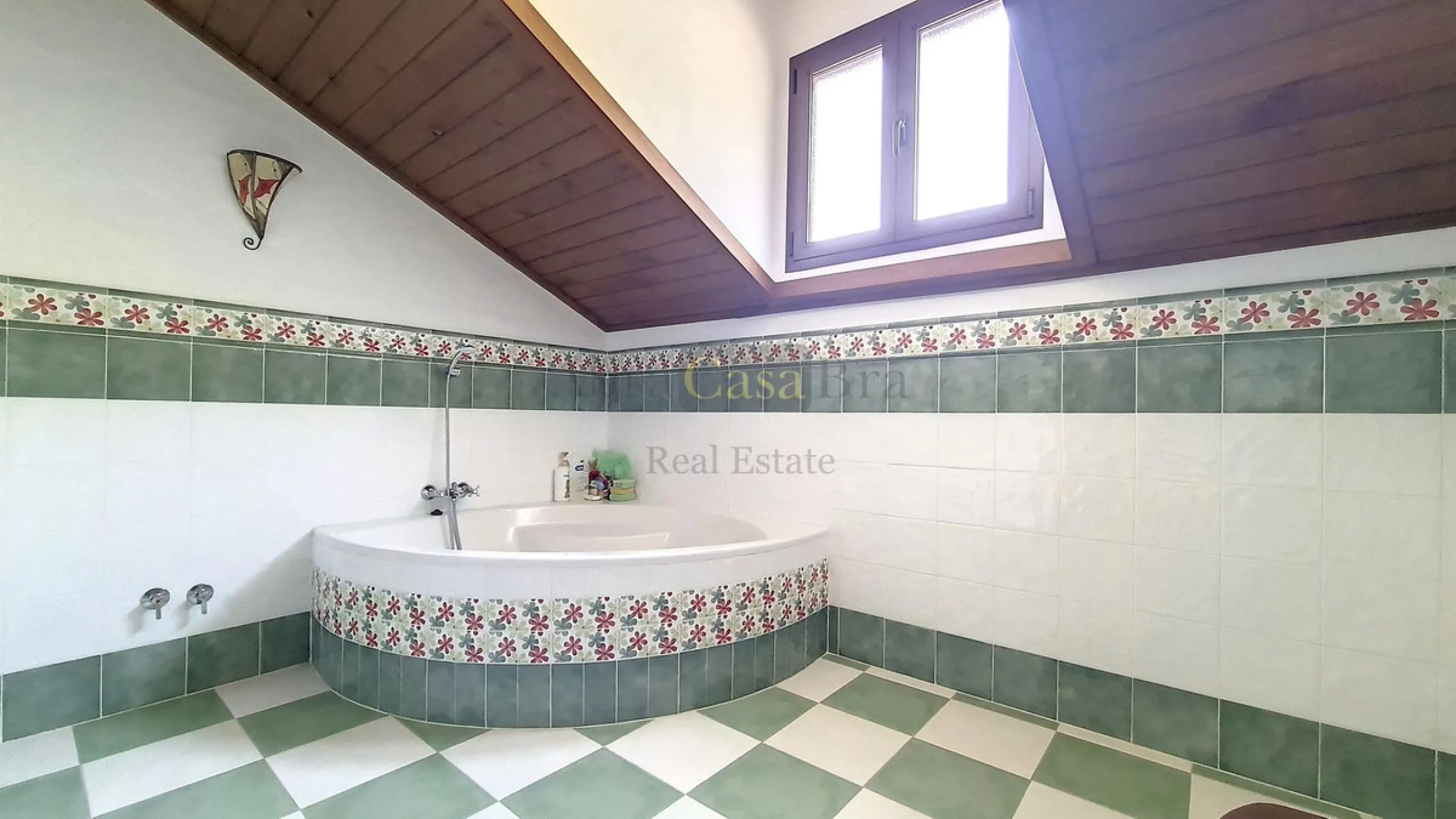 House - Detached Villa в продаже в Canillas de Albaida, Málaga. В доме 4 спален и 2 ванных комнат. Площадь дома 331 м². Площадь участка 8750 м²