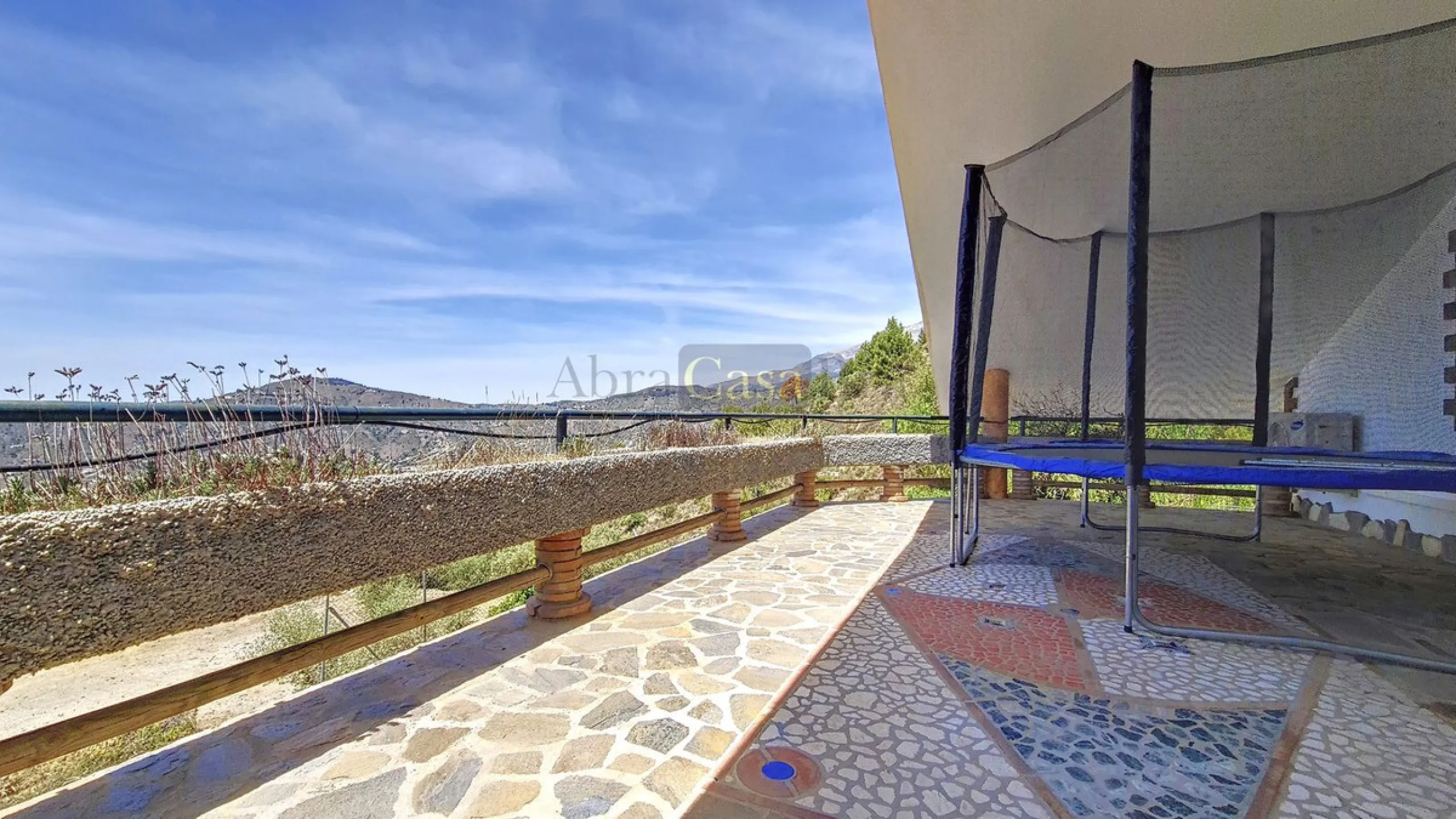 House - Detached Villa в продаже в Canillas de Albaida, Málaga. В доме 4 спален и 2 ванных комнат. Площадь дома 331 м². Площадь участка 8750 м²