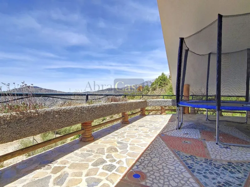 House - Detached Villa в продаже в Canillas de Albaida, Málaga. В доме 4 спален и 2 ванных комнат. Площадь дома 331 м². Площадь участка 8750 м²