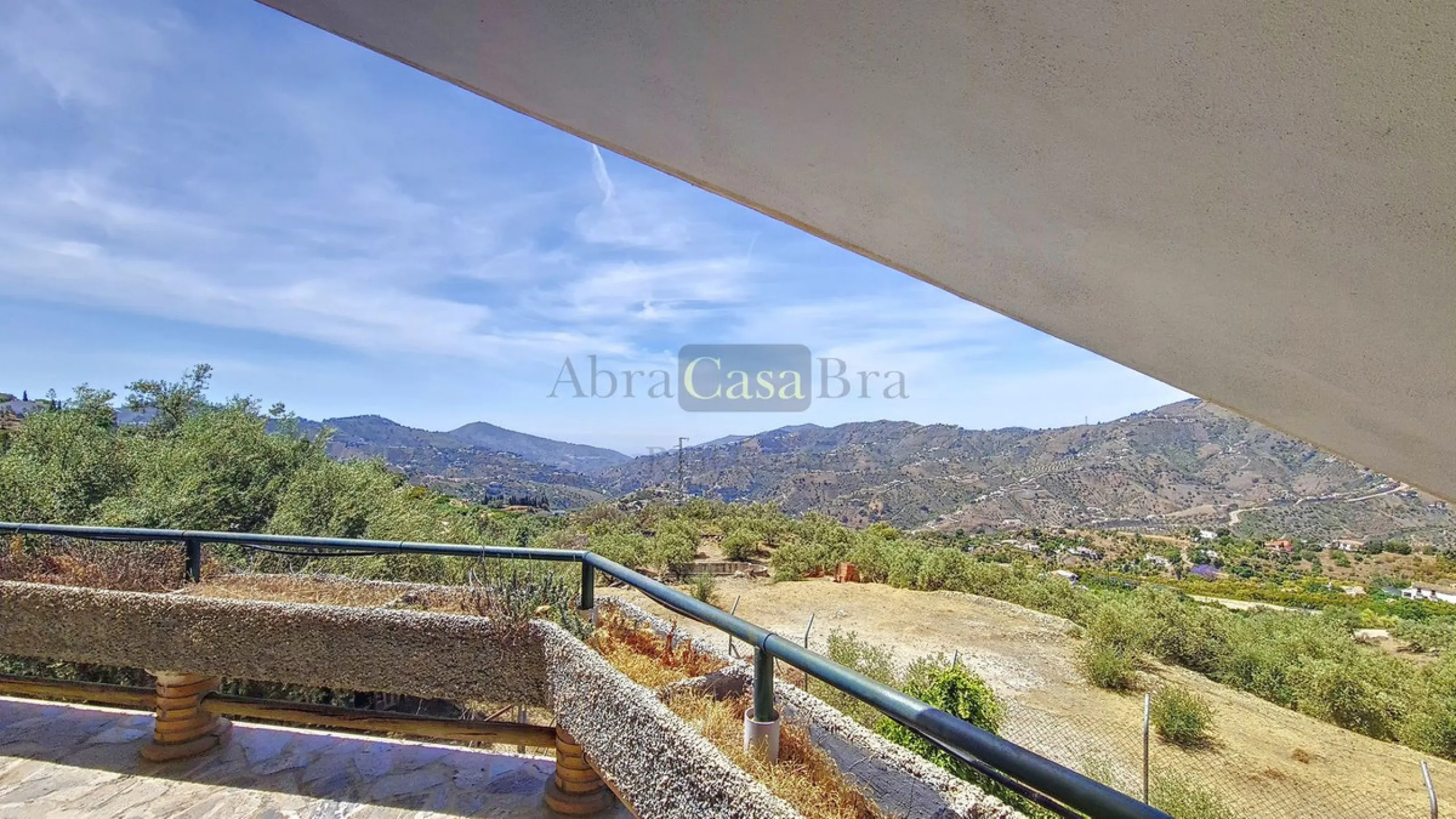 House - Detached Villa в продаже в Canillas de Albaida, Málaga. В доме 4 спален и 2 ванных комнат. Площадь дома 331 м². Площадь участка 8750 м²