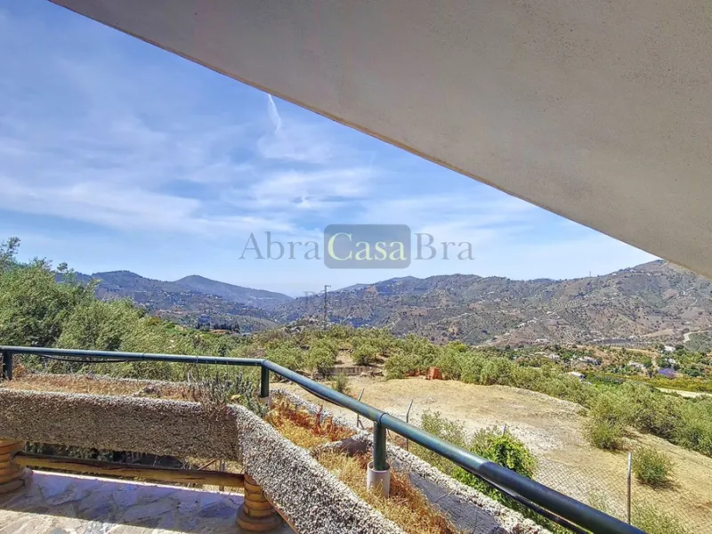 House - Detached Villa в продаже в Canillas de Albaida, Málaga. В доме 4 спален и 2 ванных комнат. Площадь дома 331 м². Площадь участка 8750 м²