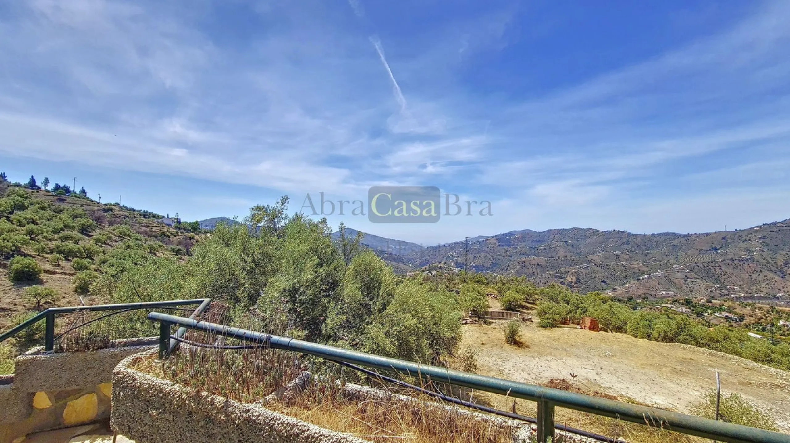 House - Detached Villa в продаже в Canillas de Albaida, Málaga. В доме 4 спален и 2 ванных комнат. Площадь дома 331 м². Площадь участка 8750 м²