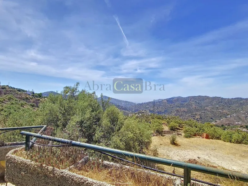 House - Detached Villa в продаже в Canillas de Albaida, Málaga. В доме 4 спален и 2 ванных комнат. Площадь дома 331 м². Площадь участка 8750 м²