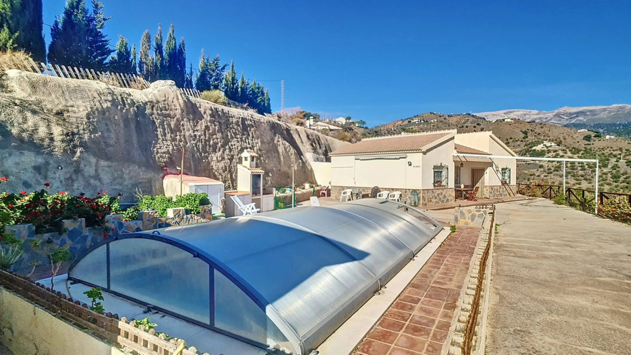 Charming Country Retreat with Pool and Orchard near Corumbuela