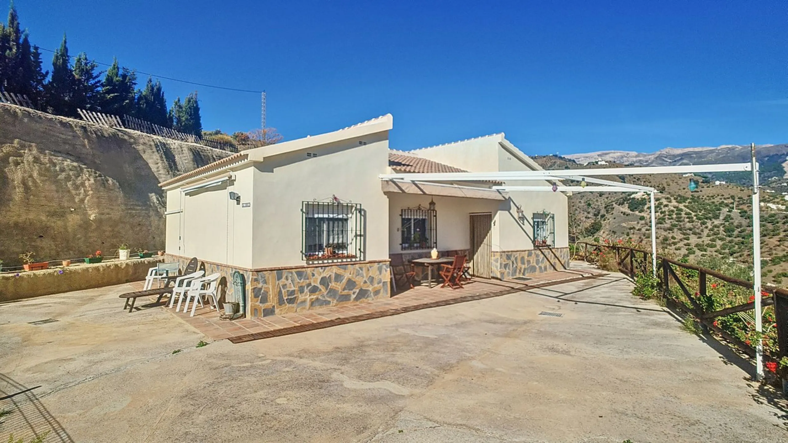 Charming Country Retreat with Pool and Orchard near Corumbuela