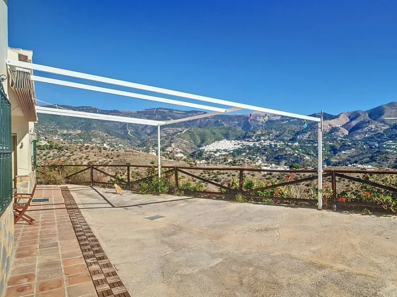 Charming Country Retreat with Pool and Orchard near Corumbuela
