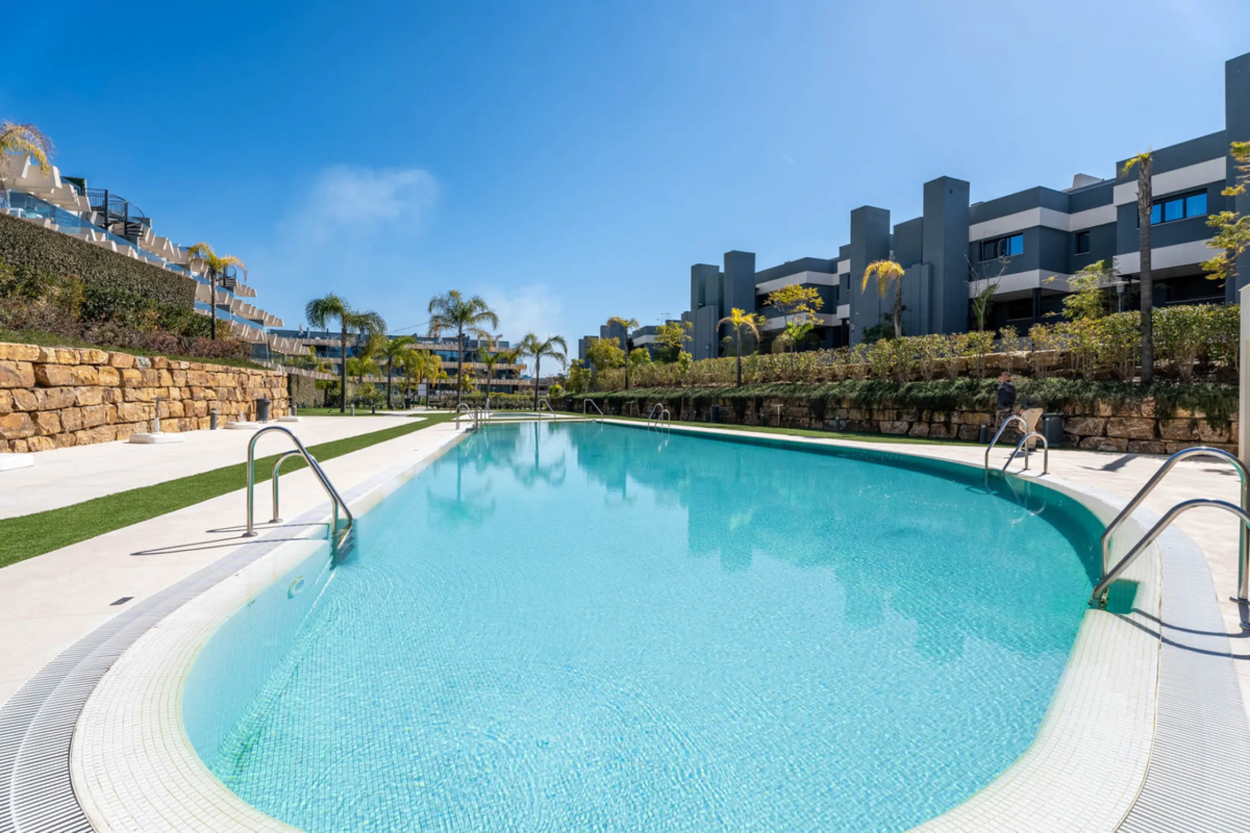 Apartment - Penthouse в продаже в Estepona, Málaga. В доме 3 спален и 2 ванных комнат. Площадь дома 195 м²