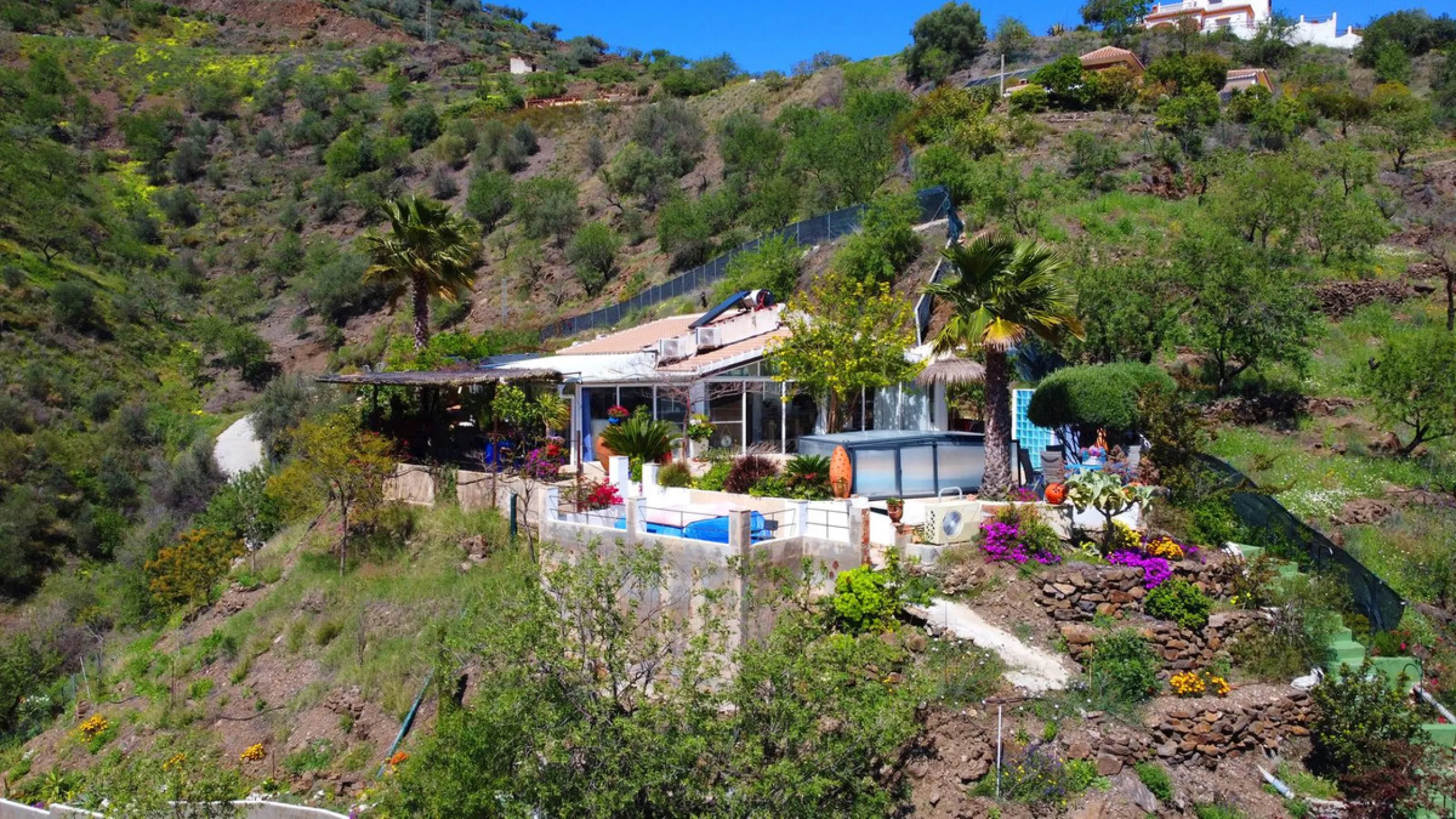House - Detached Villa в продаже в Arenas, Málaga. В доме 3 спален и 2 ванных комнат. Площадь дома 220 м². Площадь участка 5525 м²
