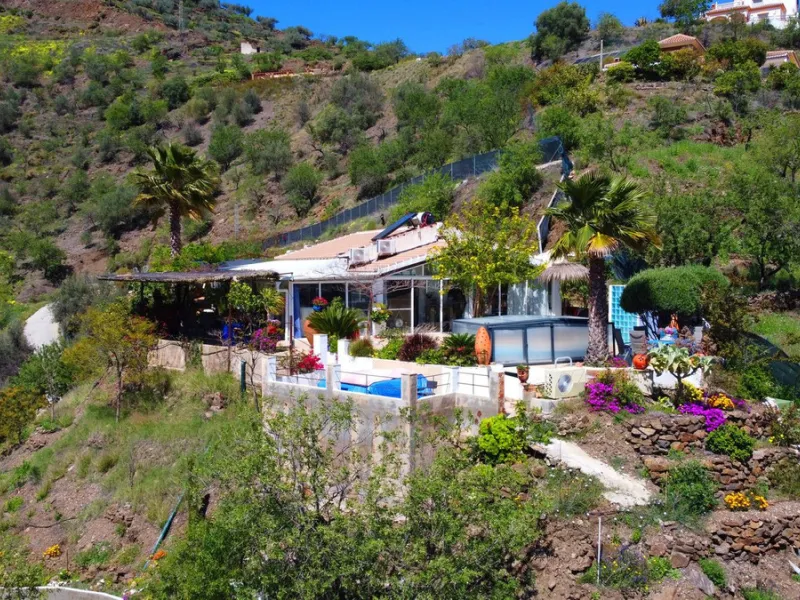 House - Detached Villa в продаже в Arenas, Málaga. В доме 3 спален и 2 ванных комнат. Площадь дома 220 м². Площадь участка 5525 м²