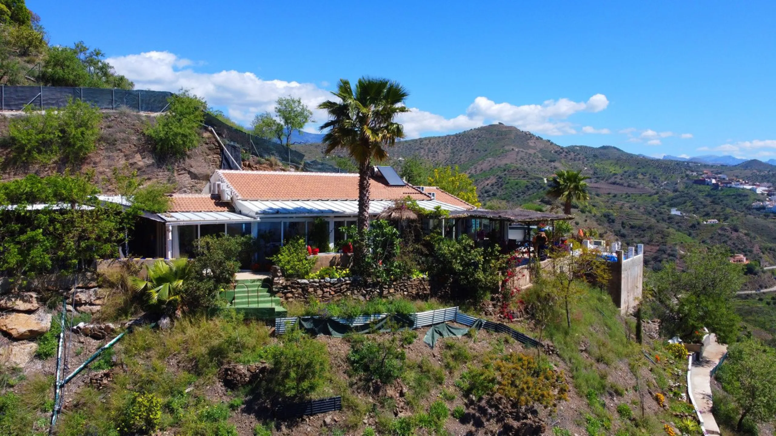 House - Detached Villa в продаже в Arenas, Málaga. В доме 3 спален и 2 ванных комнат. Площадь дома 220 м². Площадь участка 5525 м²