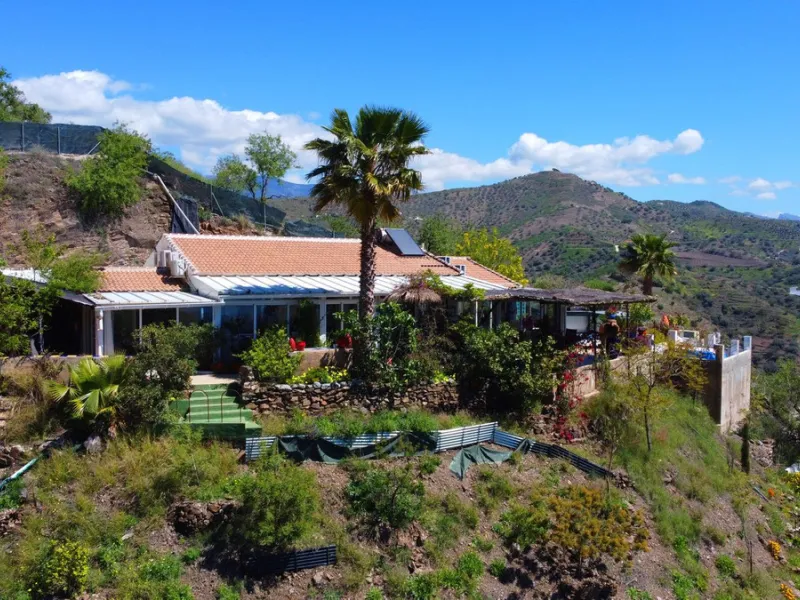 House - Detached Villa в продаже в Arenas, Málaga. В доме 3 спален и 2 ванных комнат. Площадь дома 220 м². Площадь участка 5525 м²