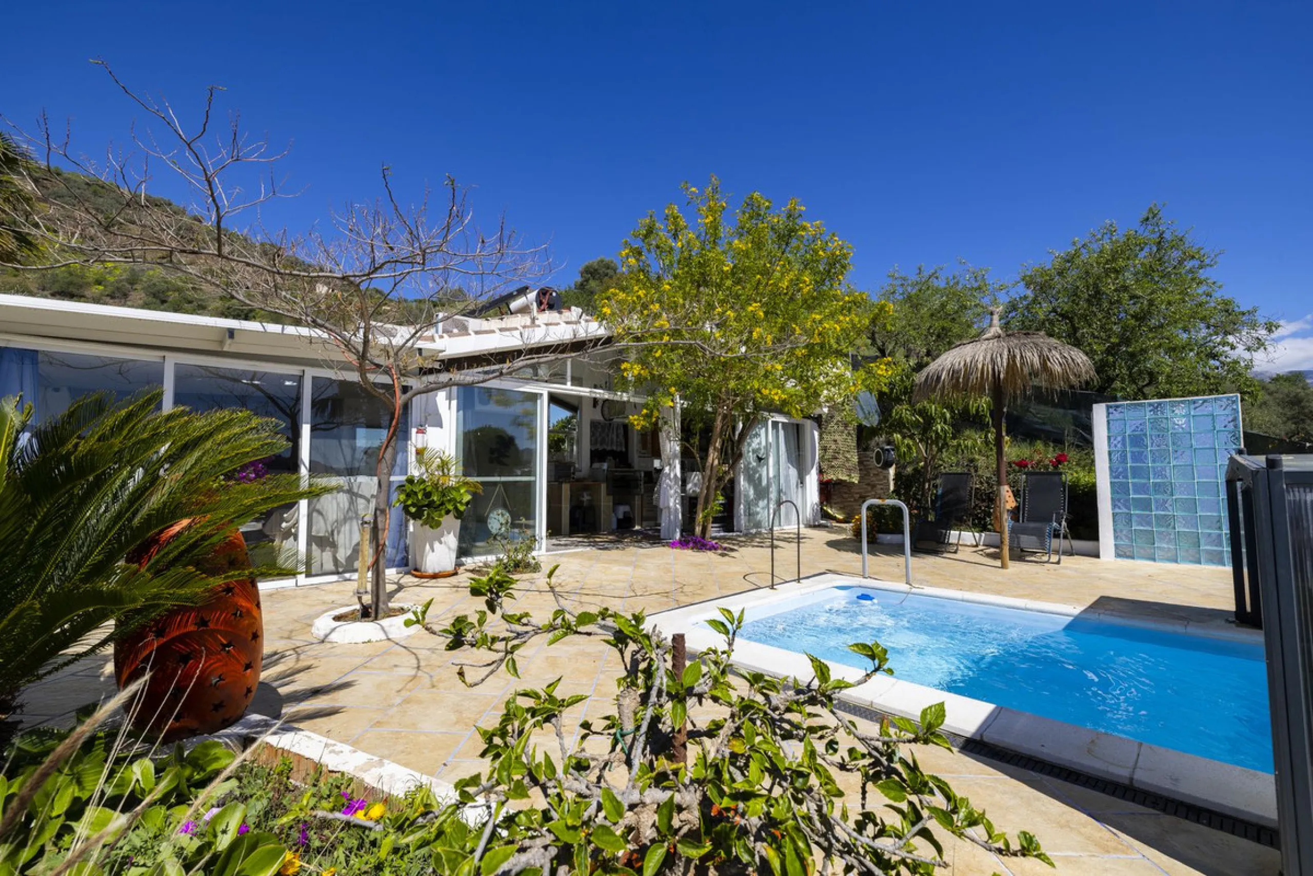 House - Detached Villa в продаже в Arenas, Málaga. В доме 3 спален и 2 ванных комнат. Площадь дома 220 м². Площадь участка 5525 м²