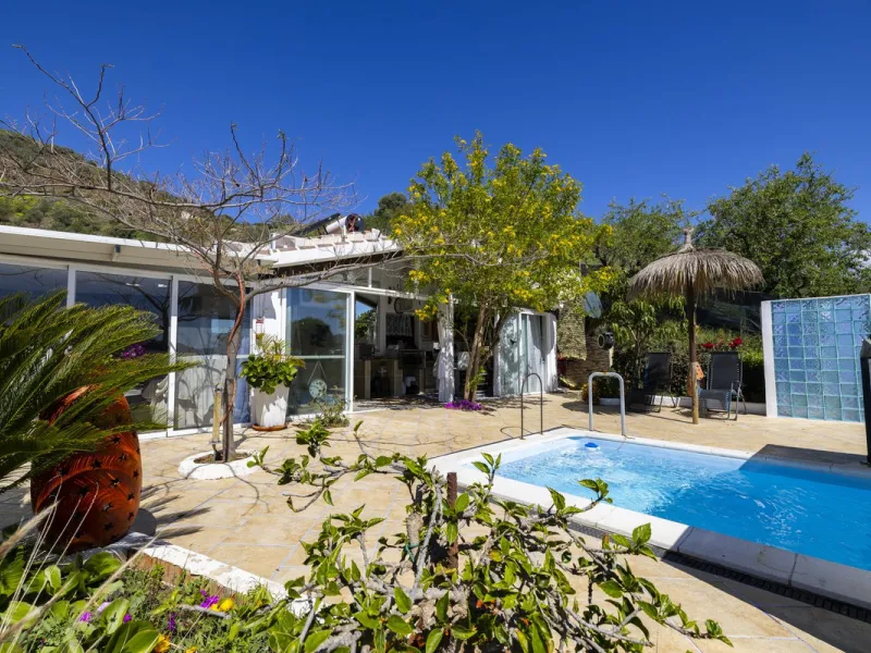 House - Detached Villa в продаже в Arenas, Málaga. В доме 3 спален и 2 ванных комнат. Площадь дома 220 м². Площадь участка 5525 м²