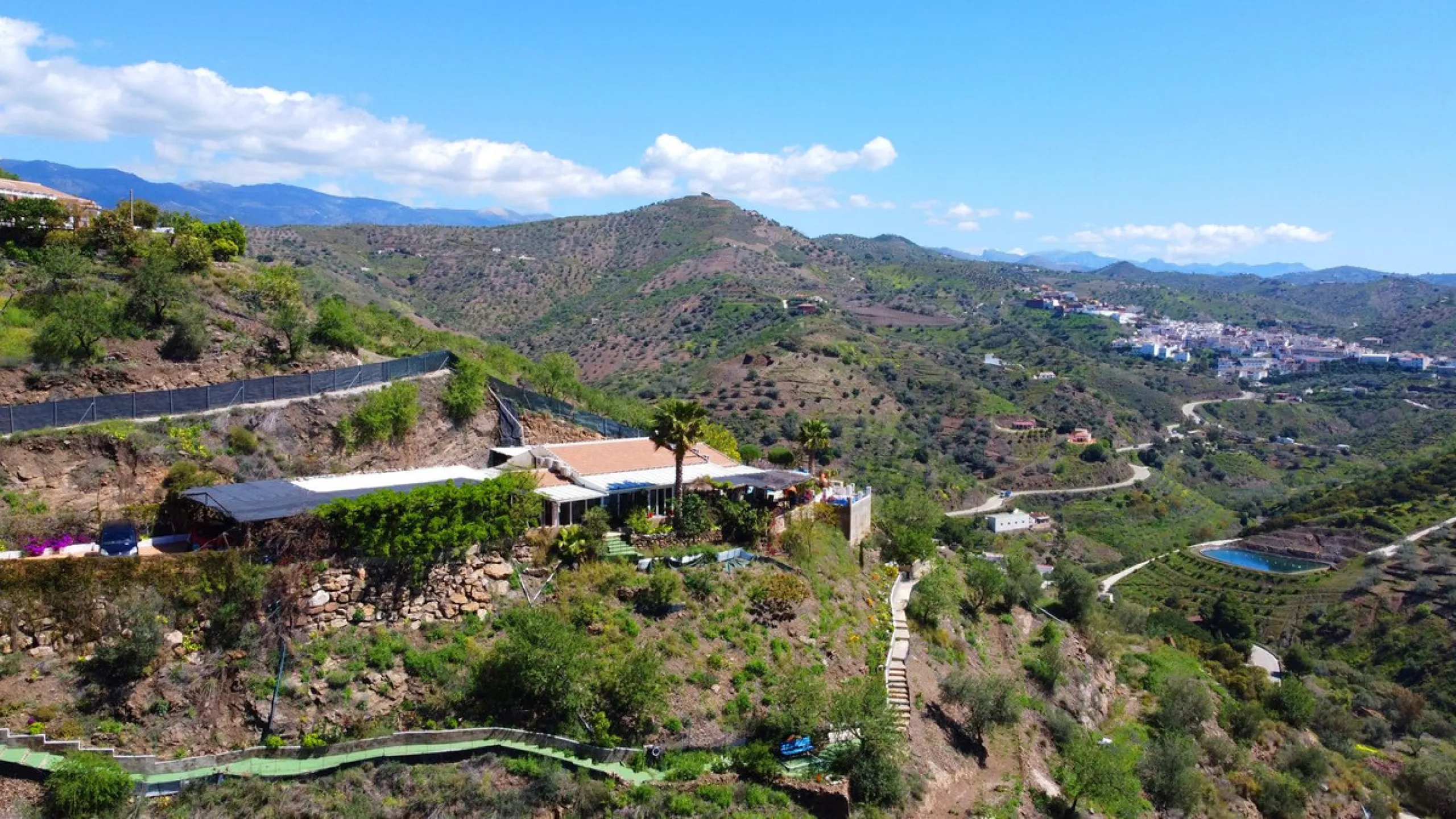 House - Detached Villa в продаже в Arenas, Málaga. В доме 3 спален и 2 ванных комнат. Площадь дома 220 м². Площадь участка 5525 м²