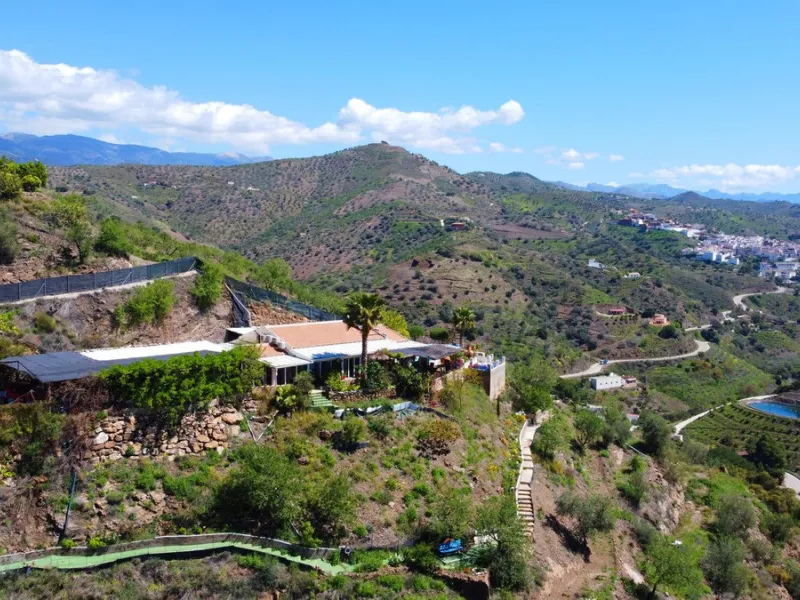 House - Detached Villa в продаже в Arenas, Málaga. В доме 3 спален и 2 ванных комнат. Площадь дома 220 м². Площадь участка 5525 м²