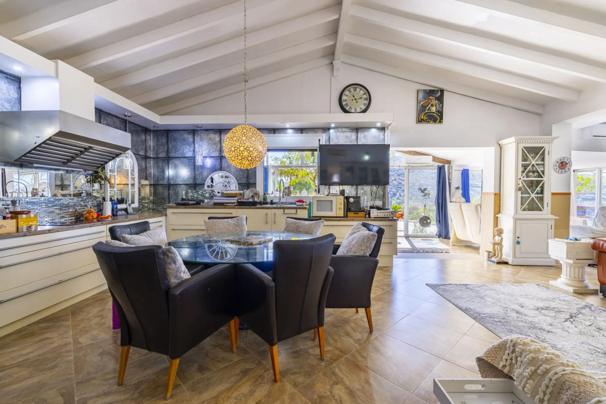 House - Detached Villa в продаже в Arenas, Málaga. В доме 3 спален и 2 ванных комнат. Площадь дома 220 м². Площадь участка 5525 м²