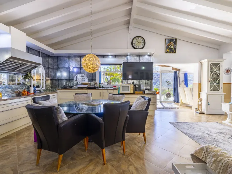 House - Detached Villa в продаже в Arenas, Málaga. В доме 3 спален и 2 ванных комнат. Площадь дома 220 м². Площадь участка 5525 м²