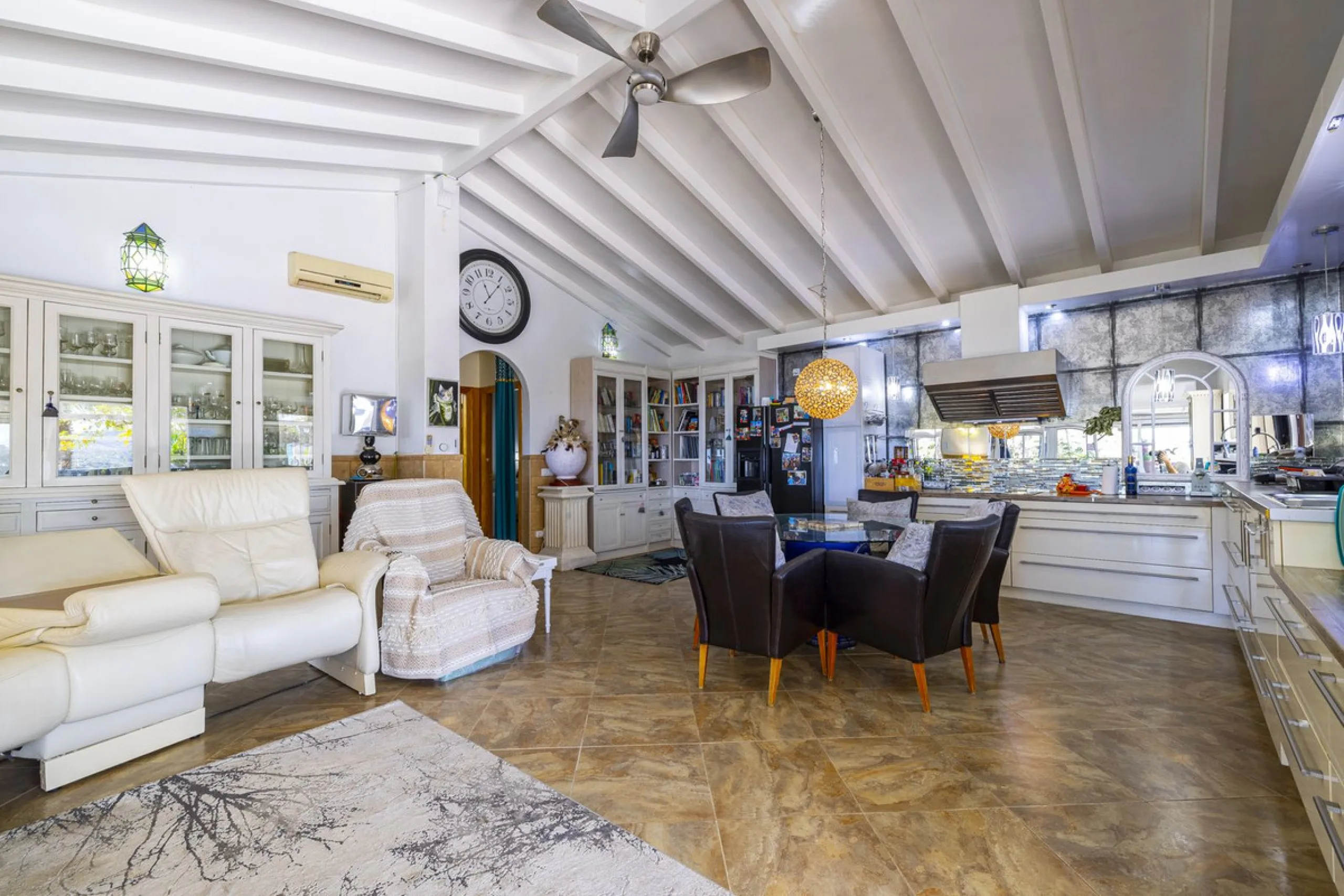 House - Detached Villa в продаже в Arenas, Málaga. В доме 3 спален и 2 ванных комнат. Площадь дома 220 м². Площадь участка 5525 м²