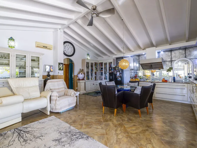 House - Detached Villa в продаже в Arenas, Málaga. В доме 3 спален и 2 ванных комнат. Площадь дома 220 м². Площадь участка 5525 м²