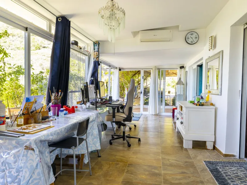 House - Detached Villa в продаже в Arenas, Málaga. В доме 3 спален и 2 ванных комнат. Площадь дома 220 м². Площадь участка 5525 м²