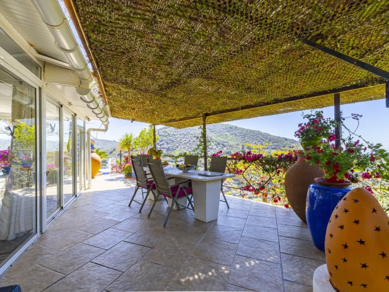 House - Detached Villa в продаже в Arenas, Málaga. В доме 3 спален и 2 ванных комнат. Площадь дома 220 м². Площадь участка 5525 м²