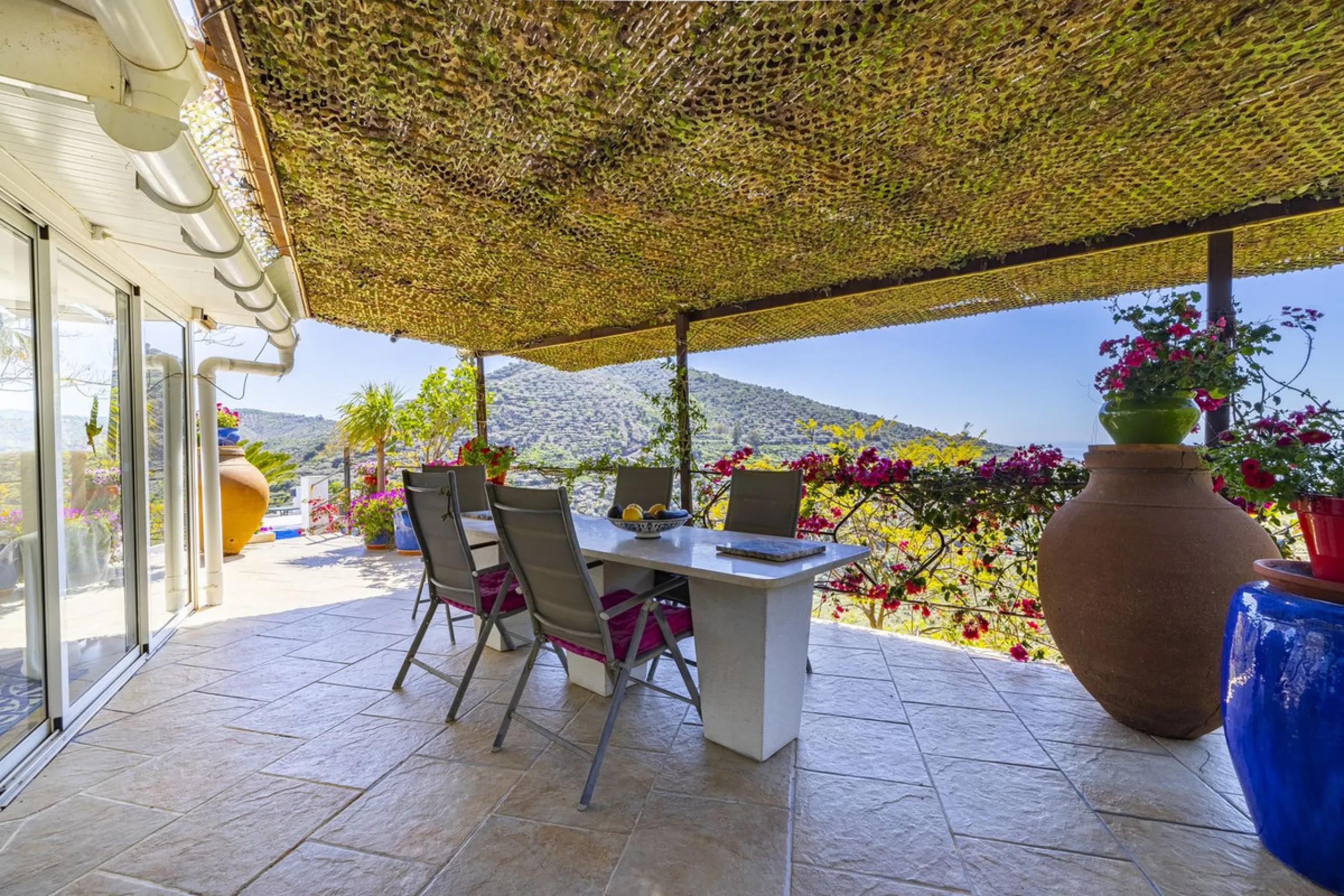 House - Detached Villa в продаже в Arenas, Málaga. В доме 3 спален и 2 ванных комнат. Площадь дома 220 м². Площадь участка 5525 м²