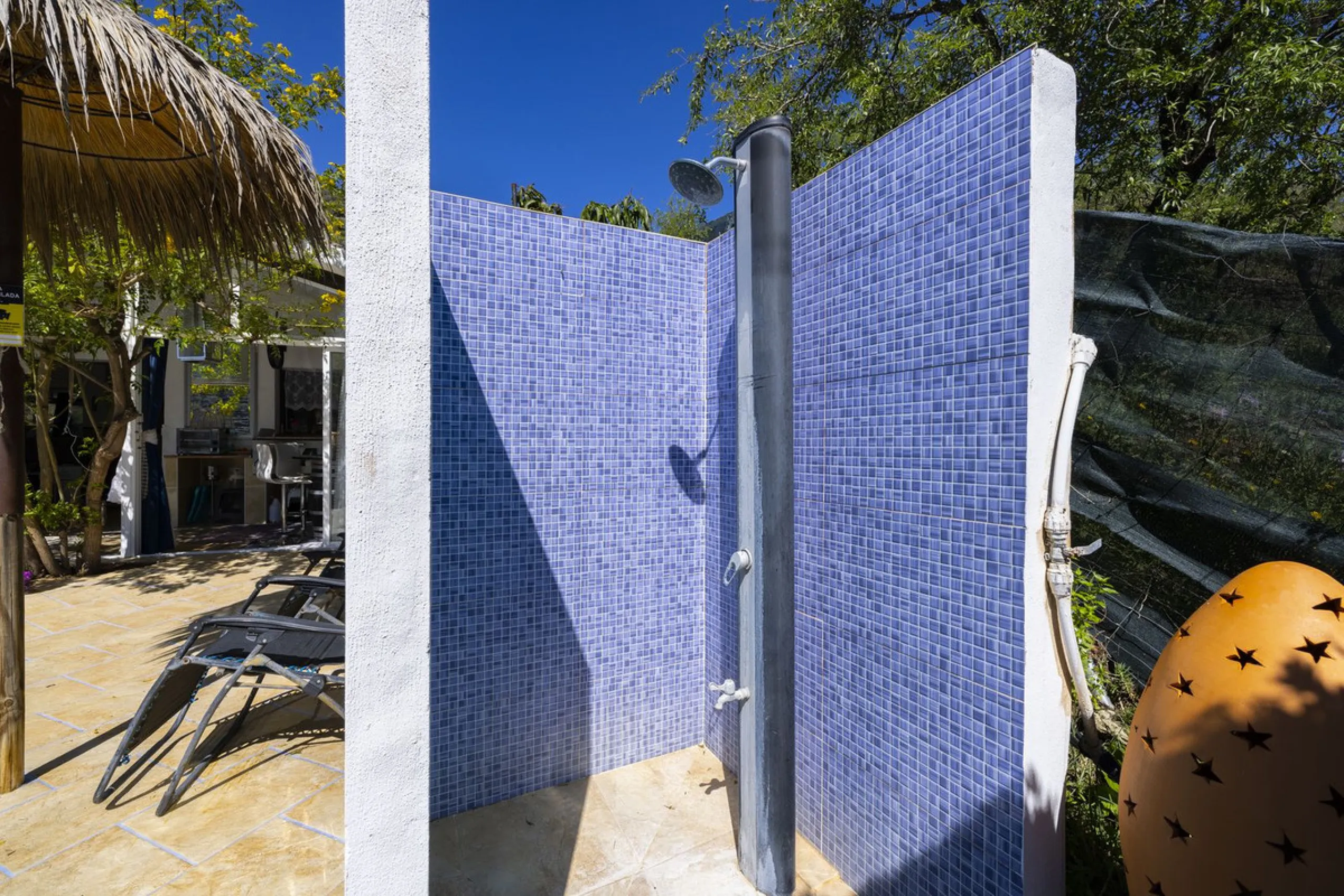 House - Detached Villa в продаже в Arenas, Málaga. В доме 3 спален и 2 ванных комнат. Площадь дома 220 м². Площадь участка 5525 м²