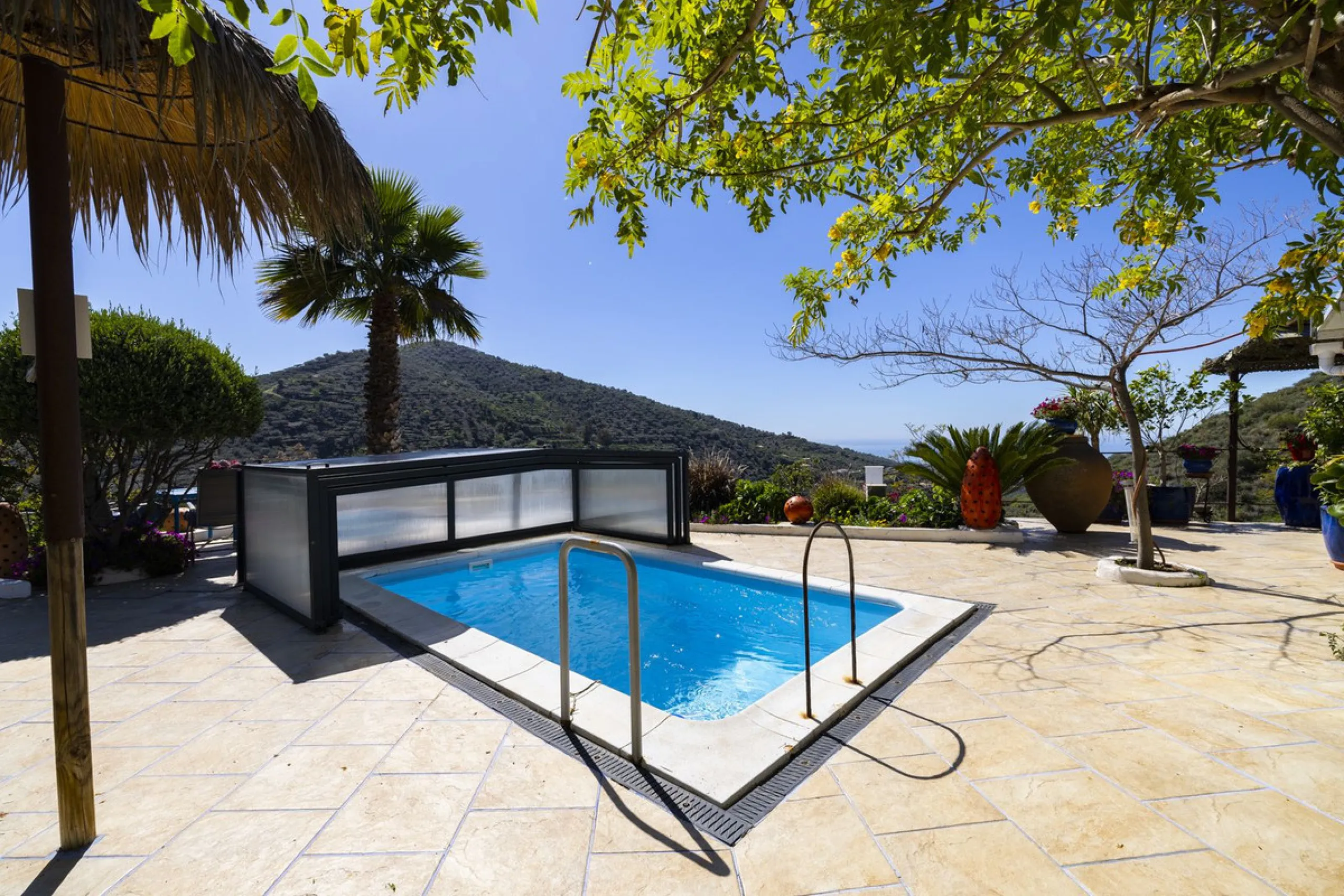 House - Detached Villa в продаже в Arenas, Málaga. В доме 3 спален и 2 ванных комнат. Площадь дома 220 м². Площадь участка 5525 м²