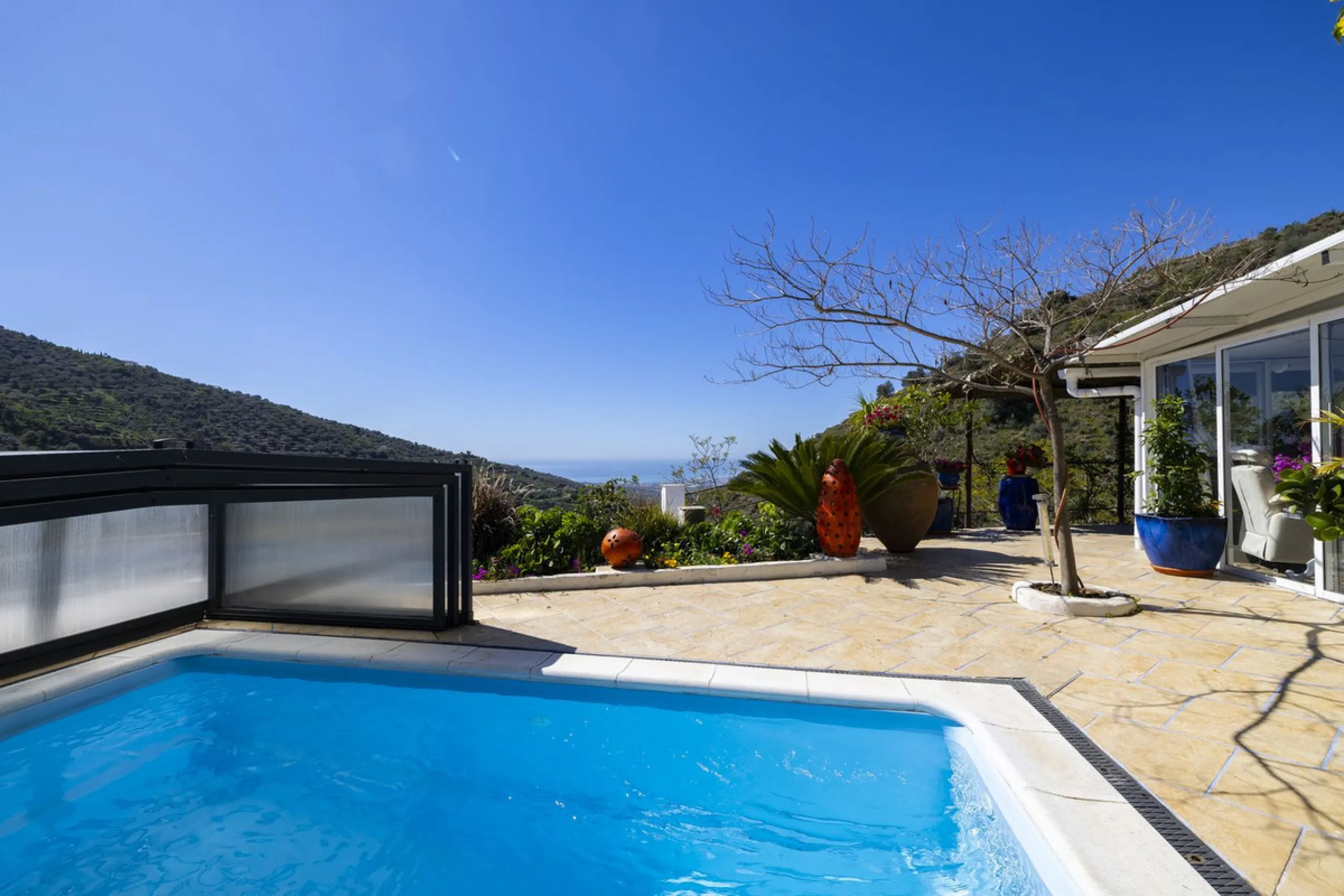 House - Detached Villa в продаже в Arenas, Málaga. В доме 3 спален и 2 ванных комнат. Площадь дома 220 м². Площадь участка 5525 м²