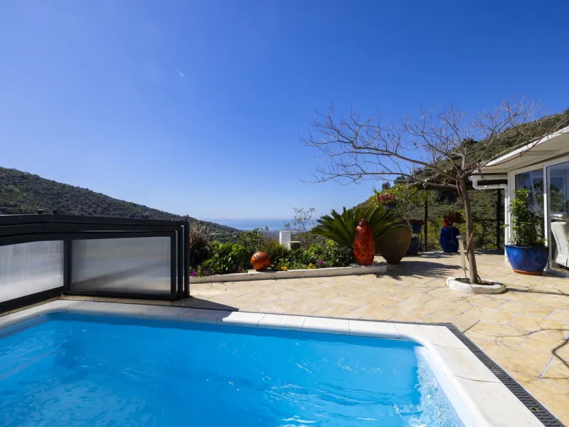 House - Detached Villa в продаже в Arenas, Málaga. В доме 3 спален и 2 ванных комнат. Площадь дома 220 м². Площадь участка 5525 м²